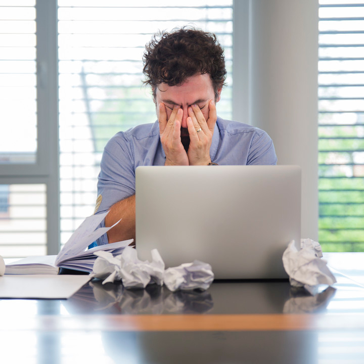 Durante o sono o cérebro consolida as memórias do dia anterior, organiza o pensamento e exercita a criatividade. Além disso, prepara o cérebro para as atividades do dia seguinte. Quando dormimos mal o rendimento cai logo no dia seguinte.